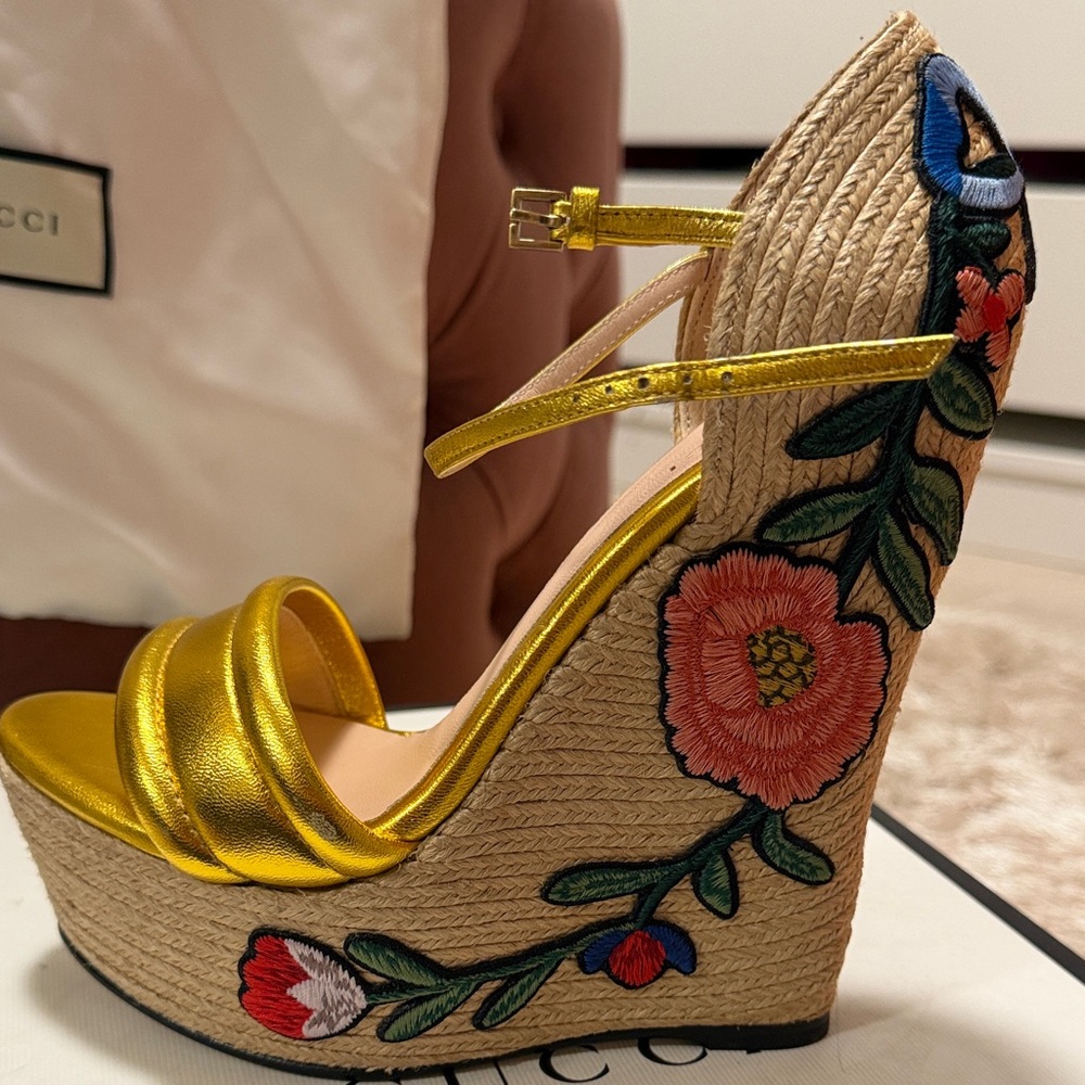 Gucci Gold Wedges with Floral Embroidery - Picture 6 of 9